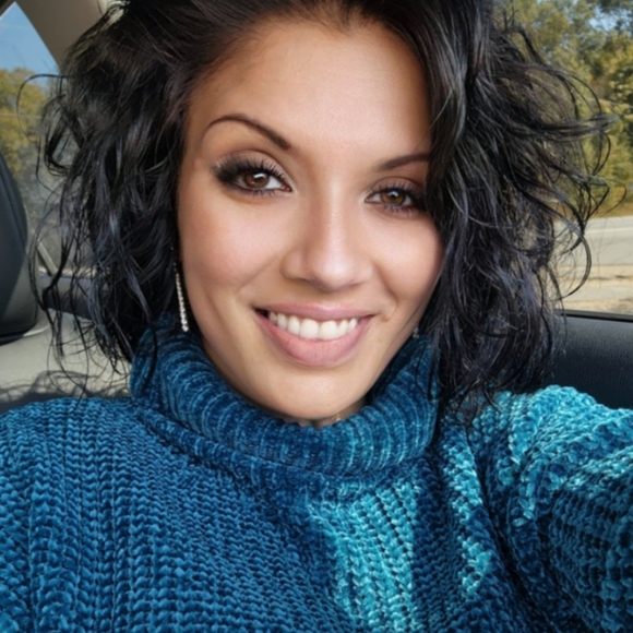 Meet your Posher, Ms. Akers - Picture 1 of 2